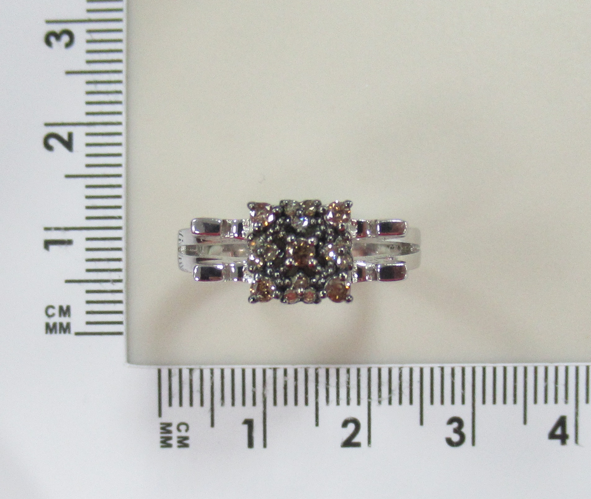 Серебряное кольцо с коньячными бриллиантами